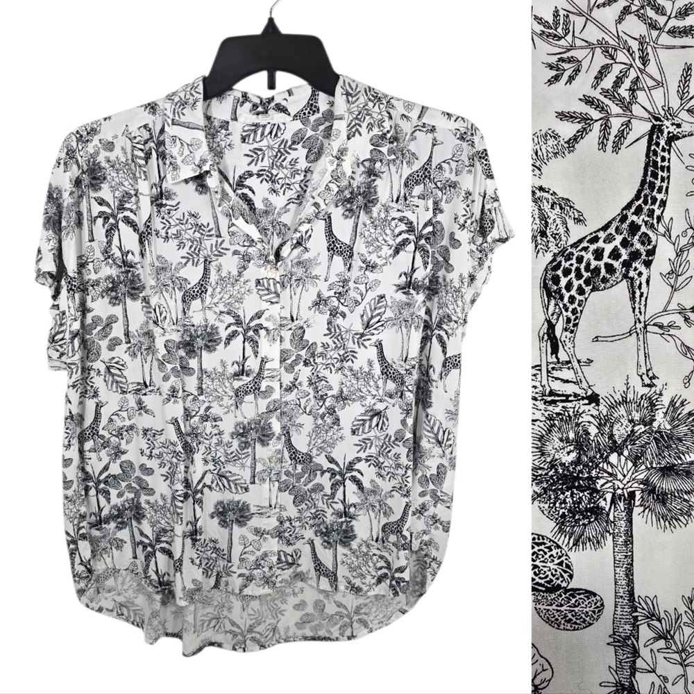 {Jane + Delancy} Black and White Girafge Print Blouse - Size Large